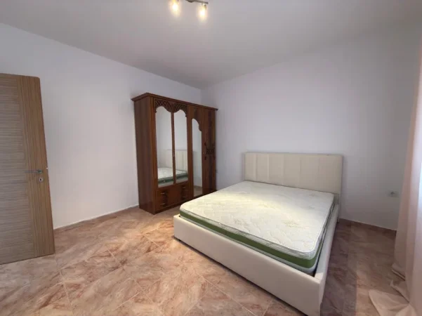 Tirane, jepet me qera apartament 2+1+Ballkon Kati 2, 144 m² 500 € (Rruga 5 Maji)