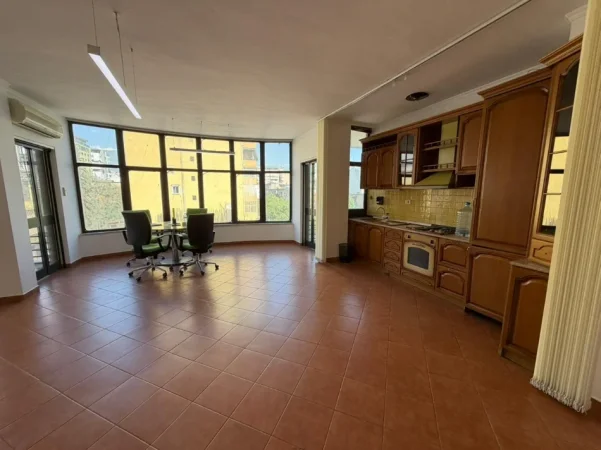 Tirane, jepet me qera ambjent biznesi Kati 4, 1.000 € (SHESHI WILLSON)