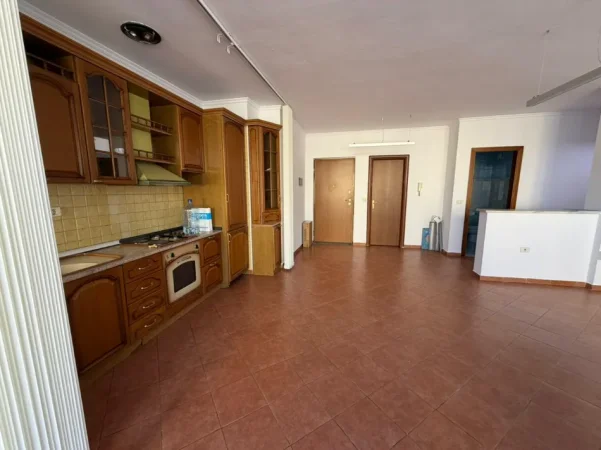 Tirane, jepet me qera ambjent biznesi Kati 4, 1.000 € (SHESHI WILLSON)