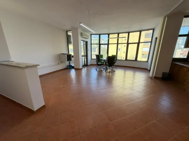 Tirane, jepet me qera ambjent biznesi Kati 4, 1.000 € (SHESHI WILLSON)