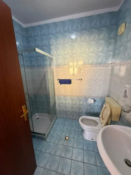 Tirane, jepet me qera ambjent biznesi Kati 4, 1.000 € (SHESHI WILLSON)