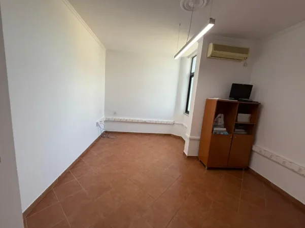 Tirane, jepet me qera ambjent biznesi Kati 4, 1.000 € (SHESHI WILLSON)