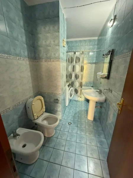 Tirane, jepet me qera ambjent biznesi Kati 4, 1.000 € (SHESHI WILLSON)