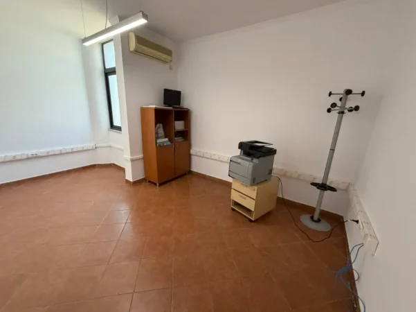 Tirane, jepet me qera ambjent biznesi Kati 4, 1.000 € (SHESHI WILLSON)