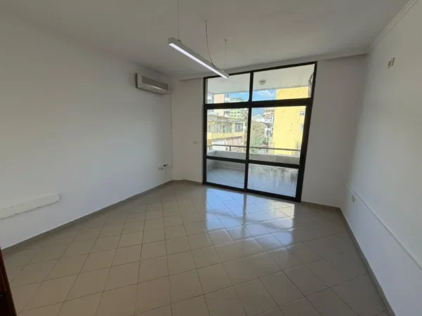 Tirane, jepet me qera ambjent biznesi Kati 4, 1.000 € (SHESHI WILLSON)