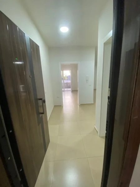 Tirane, jepet me qera ambjent biznesi Kati 2, 93 m² 1.100 € (Rruga Kosovareve)