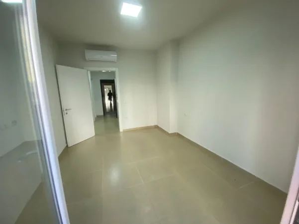 Tirane, jepet me qera ambjent biznesi Kati 2, 93 m² 1.100 € (Rruga Kosovareve)