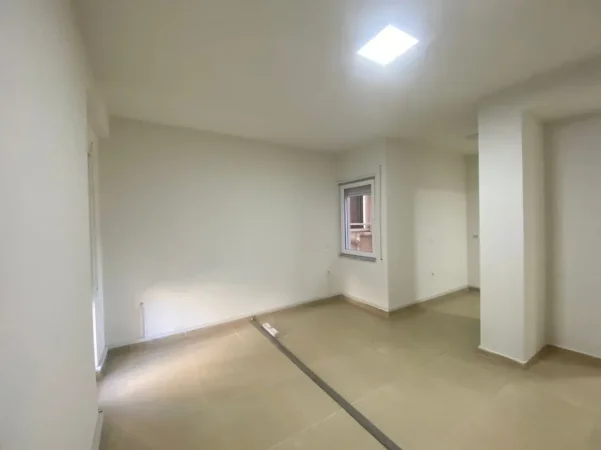 Tirane, jepet me qera ambjent biznesi Kati 2, 93 m² 1.100 € (Rruga Kosovareve)