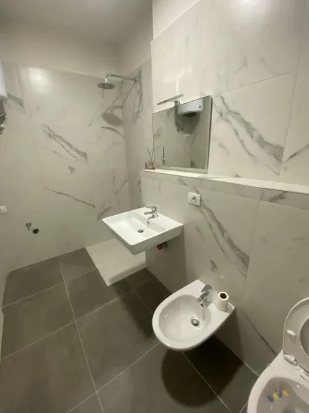 Tirane, jepet me qera ambjent biznesi Kati 2, 93 m² 1.100 € (Rruga Kosovareve)
