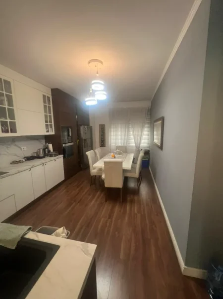 Tirane, shitet apartament 2+1 Kati 4, 123 m² 177.000 € (Pallatet e Tom Doshit)