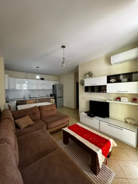 Tirane, jepet me qera apartament 1+1+Ballkon Kati 4, 65 m² 400 € 