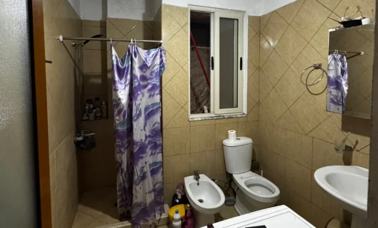 Tirane, jepet me qera apartament 1+1+Ballkon Kati 4, 65 m² 400 € 