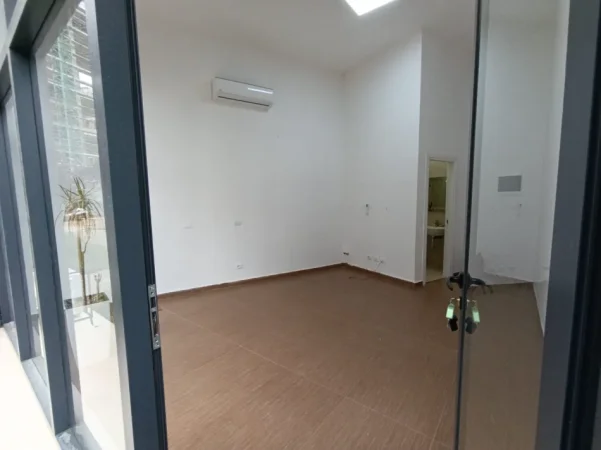 Tirane, jepet me qera ambjent biznesi Kati 0, 26 m² 320 € (Bulevardi i Ri, Rezidenca Orbital 1)