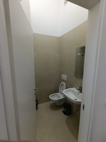 Tirane, jepet me qera ambjent biznesi Kati 0, 26 m² 320 € (Bulevardi i Ri, Rezidenca Orbital 1)