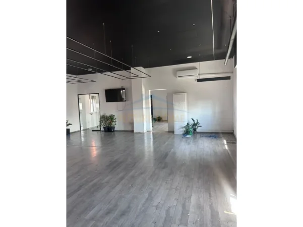 Tirane, jepet me qera ambjent biznesi Kati 6, 236 m² 4.000 € (RRUGA E KAVAJES)