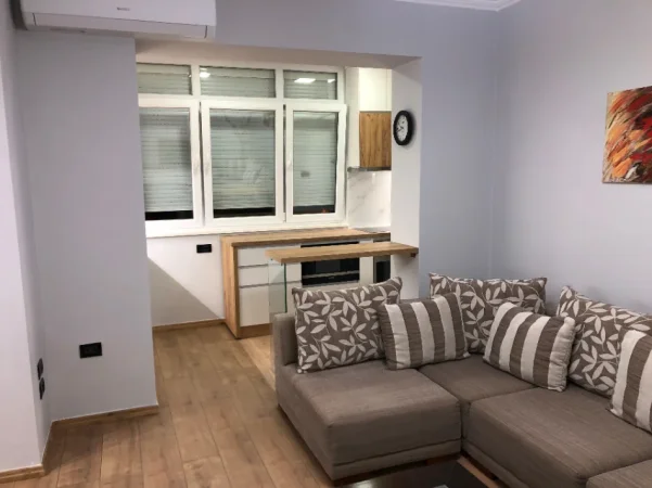 Tirane, jepet me qera apartament 1+1 Kati 2, 65 m² 650 € (Myslym Shyri)