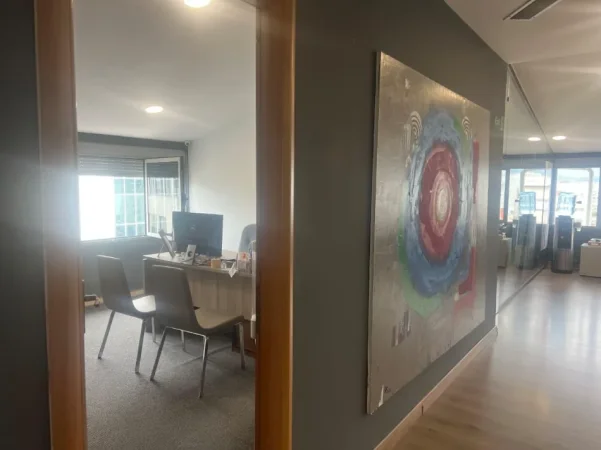 Tirane, jepet me qera zyre , 250 m² 2.500 € (ISH TREGU ELEKTRIK)
