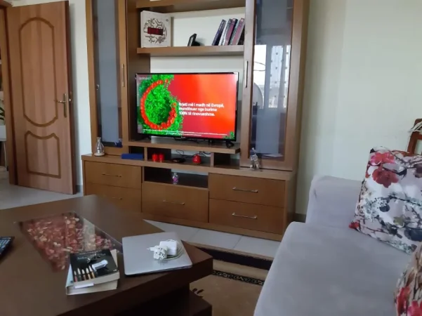 Tirane, jepet me qera apartament 1+1+Ballkon Kati 4, 65 m² 350 € 