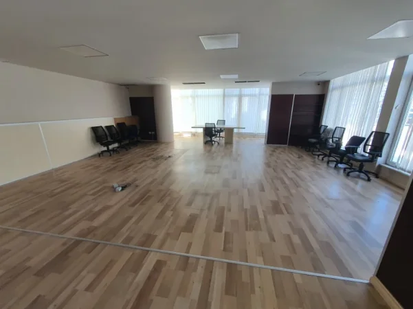 Tirane, jepet me qera ambjent biznesi Kati 2, 260 m² 3.000 € (Kopshti Zoologjik)