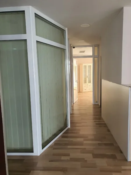 Tirane, jepet me qera ambjent biznesi Kati 2, 260 m² 3.000 € (Kopshti Zoologjik)