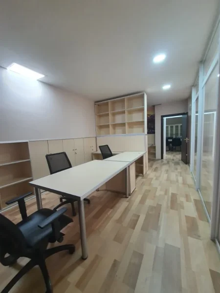 Tirane, jepet me qera ambjent biznesi Kati 2, 260 m² 3.000 € (Kopshti Zoologjik)