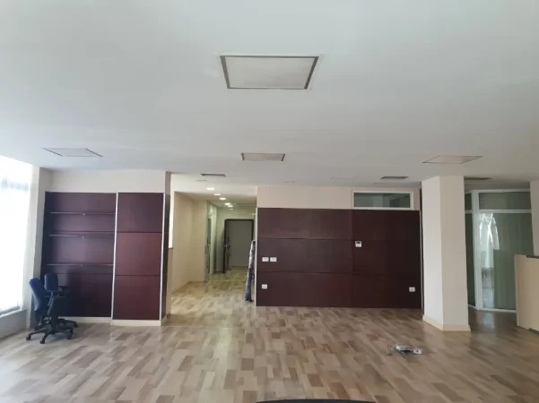 Tirane, jepet me qera ambjent biznesi Kati 2, 260 m² 3.000 € (Kopshti Zoologjik)