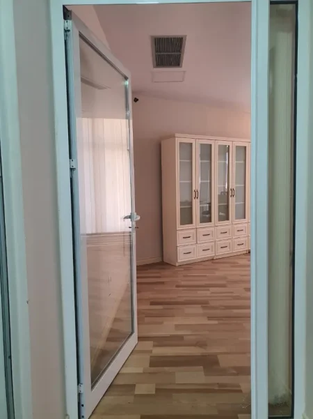 Tirane, jepet me qera ambjent biznesi Kati 2, 260 m² 3.000 € (Kopshti Zoologjik)
