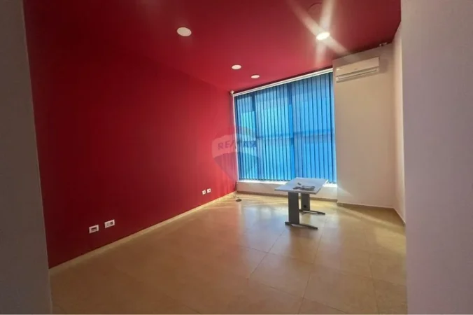 Jepet me qera ambjent biznesi  470 € (Myslym Shyri)