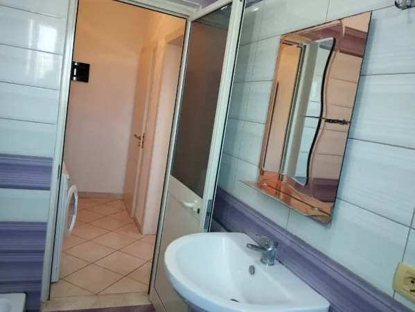 Tirane, jepet me qera apartament 1+1 Kati 2, 65 m² 350 € 