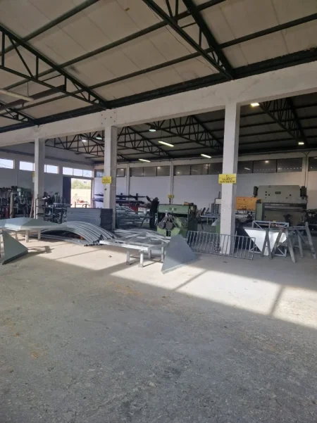 Vlore, shitet magazine Kati 0, 7.000 m² 500.000 € (Novosele, Vlore)