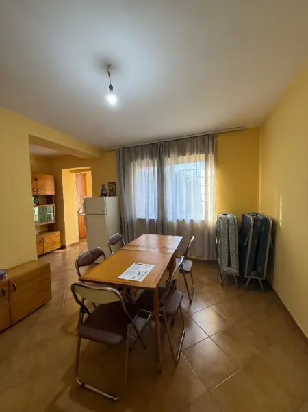 Tirane, jepet me qera apartament 2+1+Ballkon Kati 2, 80 m² 450 € (Rruga Ferit Xhajko)