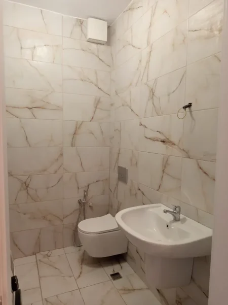 jepet me qera apartament Kati 3, 80 m² 650 € (Kompleksi Aura, Rruga Dritan Hoxha)