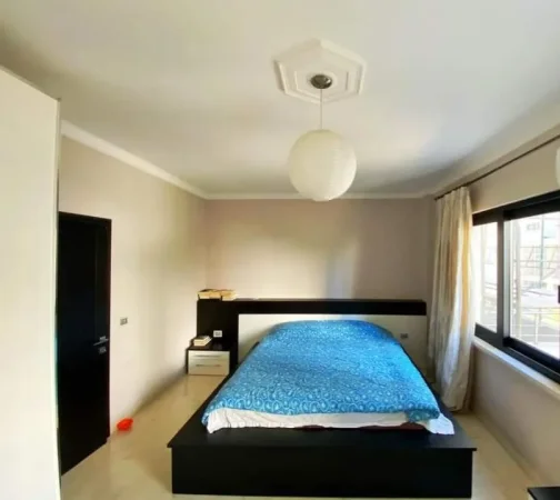 Tirane, jepet me qera apartament 1+1 Kati 2, 112 m² 800 € (Liqeni i Thate)
