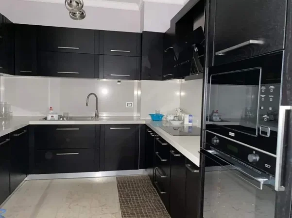 Tirane, jepet me qera apartament 1+1 Kati 2, 112 m² 800 € (Liqeni i Thate)