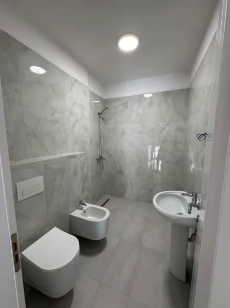 Tirane, jepet me qera apartament 2+1 Kati 8, 130 m² 600 € (ASTIR)