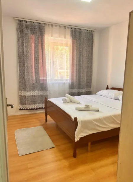 Tirane, jepet me qera apartament 1+1 Kati 2, 50 m² 500 € (Rruga Myslym Shyri)