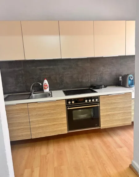 Tirane, jepet me qera apartament 1+1 Kati 2, 50 m² 500 € (Rruga Myslym Shyri)