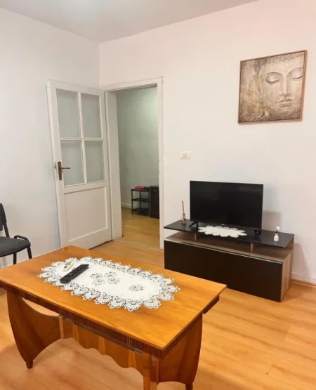 Tirane, jepet me qera apartament 1+1 Kati 2, 50 m² 500 € (Rruga Myslym Shyri)