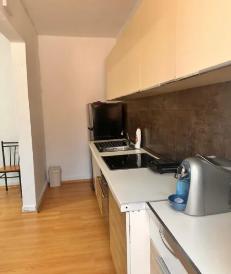 Tirane, jepet me qera apartament 1+1 Kati 2, 50 m² 500 € (Rruga Myslym Shyri)