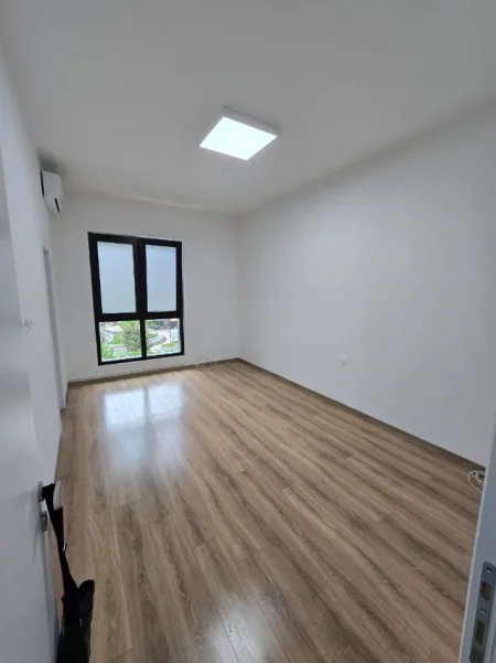 Tirane, jepet me qera zyre Kati 3, 105 m² 1.100 € (square 21)