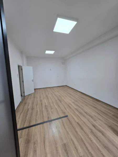 Tirane, jepet me qera zyre Kati 3, 105 m² 1.100 € (square 21)