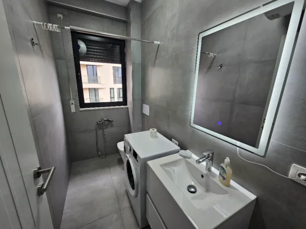 Tirane, jepet me qera apartament 2+1+Ballkon Kati 7, 98 m² 800 € (Rruga e Durresit)
