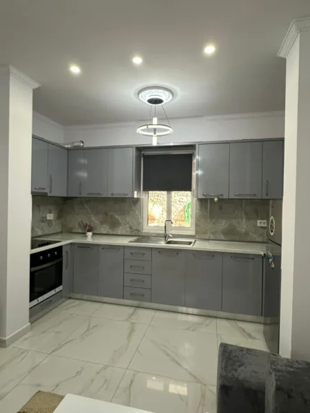 Tirane, jepet me qera apartament 2+1 Kati 1, 95 m² 500 € (Kodra E Priftit)