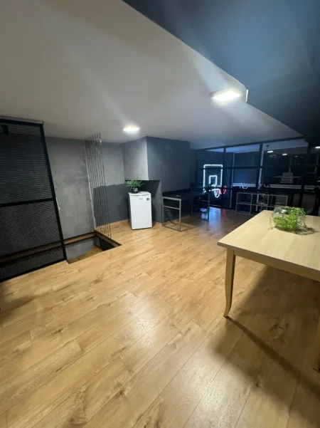 Tirane, jepet me qera zyre Kati 0, 95 m² 600 € (21 DHJETORI)