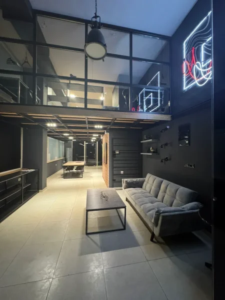 Tirane, jepet me qera zyre Kati 0, 95 m² 600 € (21 DHJETORI)