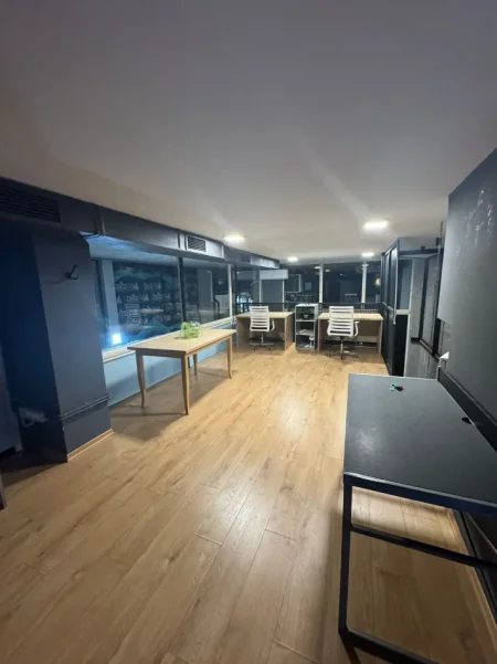 Tirane, jepet me qera zyre Kati 0, 95 m² 600 € (21 DHJETORI)