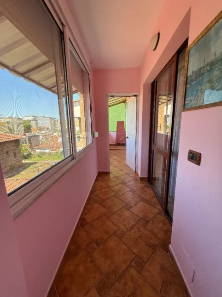 Tirane, jepet me qera apartament 3+1 Kati 3, 85 m² 550 € (XHAMLLIKU)