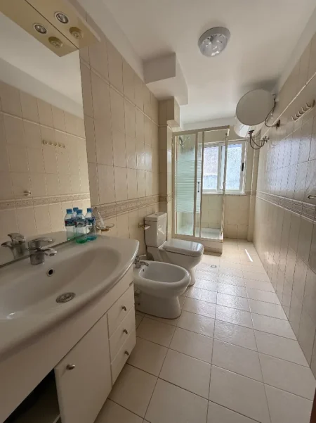 Tirane, jepet me qera apartament 3+1 Kati 3, 85 m² 550 € (XHAMLLIKU)
