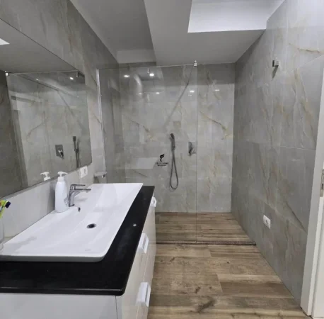 Tirane, jepet me qera apartament 2+1 Kati 6, 90 m² 700 € (BULEVARDI BAJRAM CURRI)
