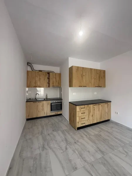 Tirane, jepet me qera apartament 2+1+Ballkon Kati 8, 90 m² 400 € (Misto Mame te Cabejt)